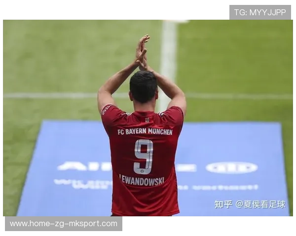 莱万转身一拍即合，拜仁中路空档被成功利用